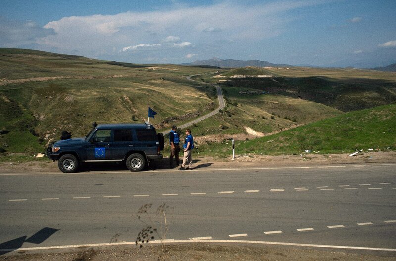 Trudi und Marek von der EU-Mission sind in der armenischen Grenzregion unterwegs. – Bild: Florianfilm/​Ole Jacobs /​ Trudi und Marek von der EU-Mission sind in der armenischen Grenzregion unterwegs.