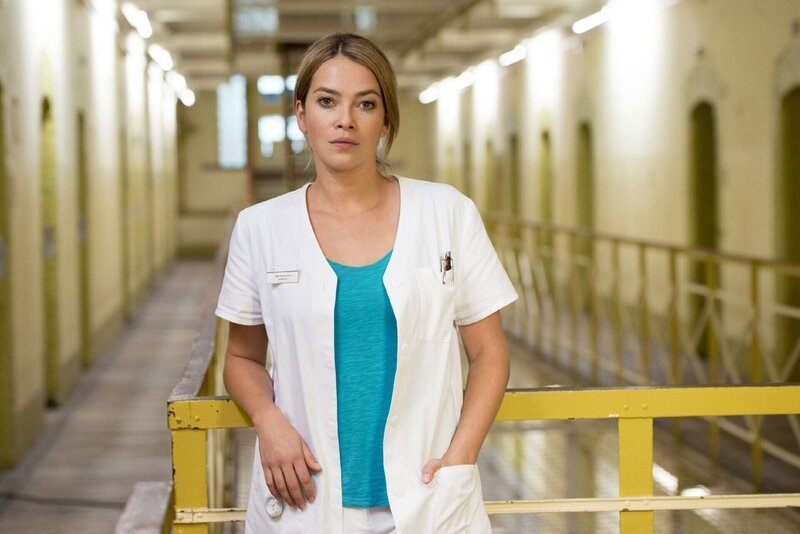 Laura Osswald spielt die Krankenschwester Anke Bruchhausen. – Bild: RTL /​ Martin Rottenkolber