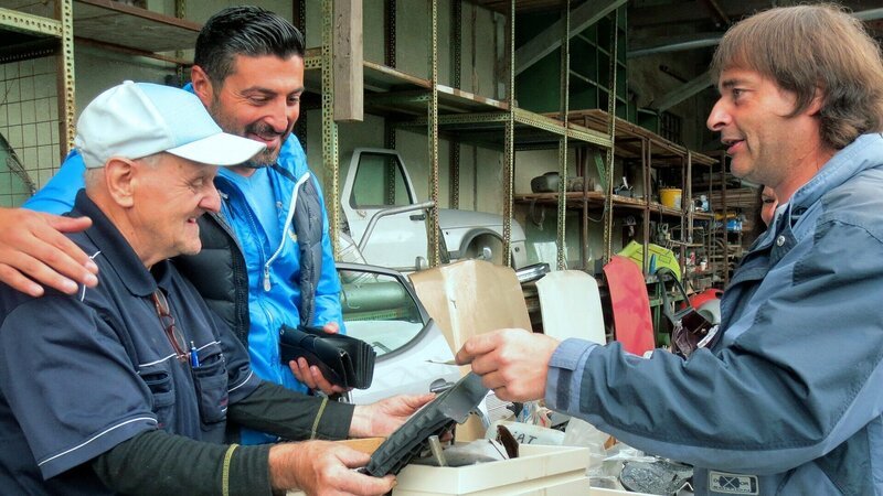 Trödelexperte Sükrü Pehlivan (Mitte) hilft Helmut (li.) auf dem Hausflohmarkt beim Verhandeln. – Bild: RTL Zwei