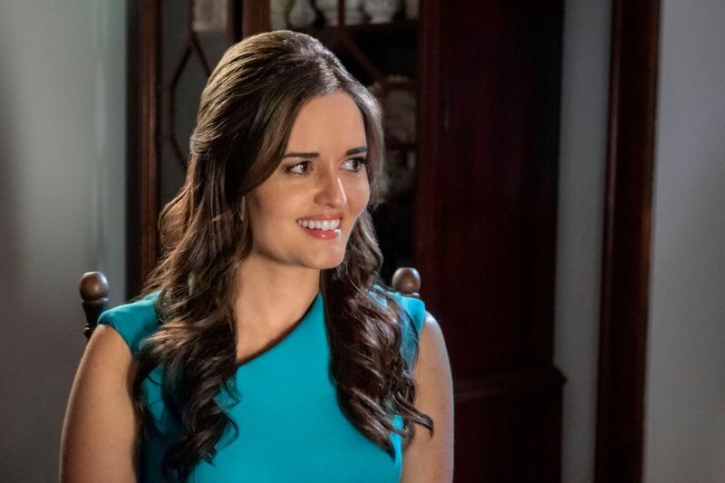 Angie Dove (Danica McKellar) – Bild: Albert Camicioli/​Crown Media Networks/​Courtesy of Sony Pictures Television /​ . /​ © 2024 Sony Pictures Entertainment. All Rights Reserved