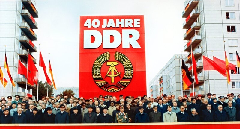 Tribüne für die Parade zum 40. Jahrestag der DDR am 07. Oktober 1989. – Bild: ZDF und Picture Alliance./​Picture Alliance