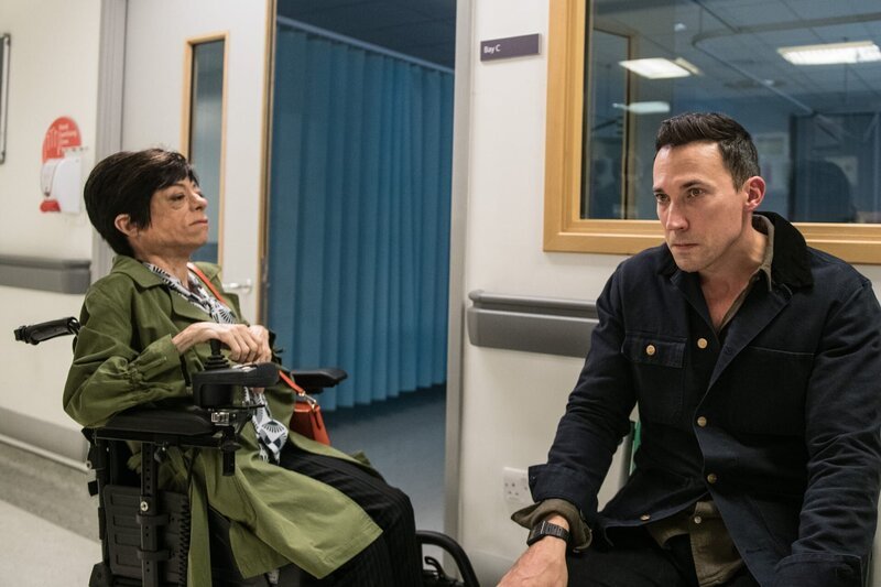 Clarissa Mullery (Liz Carr) trifft im Krankenhaus auf Dr. Jack Hodgson (David Caves), der als Personenschützer im Einsatz ist. – Bild: ZDF und Sally Mais./​Sally Mais