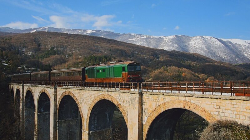Diesel-Lokomotive D445 – Bild: RTL /​ BriteSpark /​ Italien