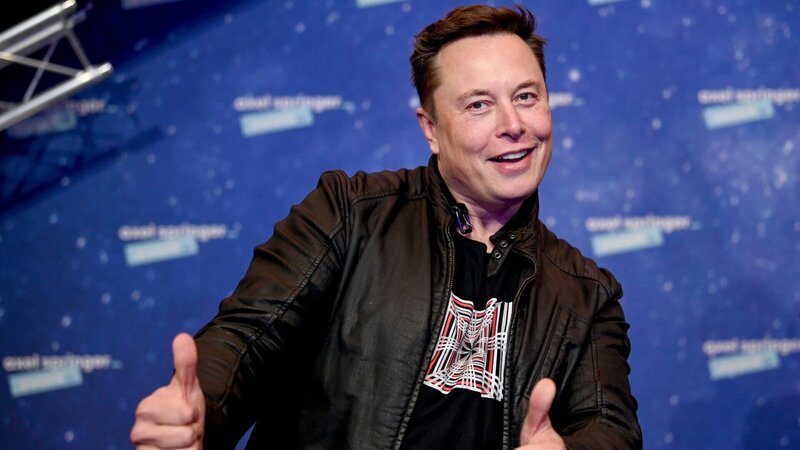 Elon Musk: Mit Technik und Träumen hat er Milliarden verdient. – Bild: ZDF und dpa /​ pedersen