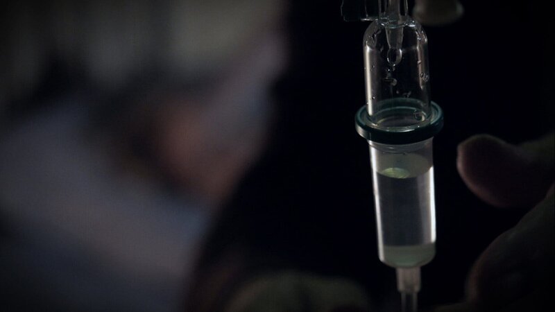 Eine Katheterspritze diente als Mordwaffe. – Bild: ZDF und Julien Balestier/​Julien Balestier