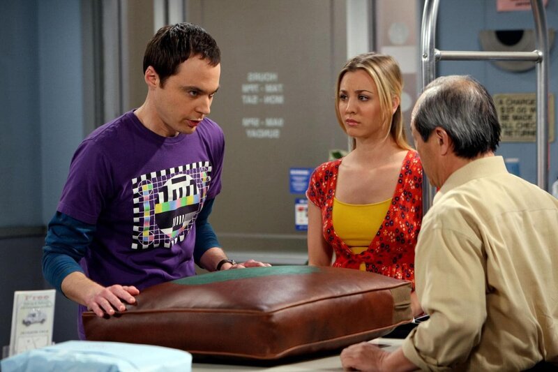 L-R: Sheldon (Jim Parsons) und Penny (Kaley Cuoco) – Bild: Turner /​ © Warner Bros. Entertainment Inc.