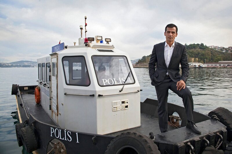 02:45 Uhr im ERSTEN. Kommissar Özakin (Erol Sander) auf einem Polizeiboot auf dem Bosporus im Einsatz. – Bild: ARD Degeto/​Gülnur Kiliç