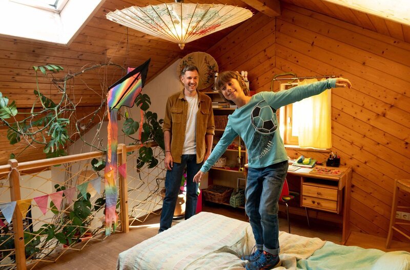 Sam (Yann Cosack, re.) und sein Vater (Jochen Schropp, li.) sind vom Sams neues Zimmer begeistert – Bild: ARD/​Maria Wiesler
