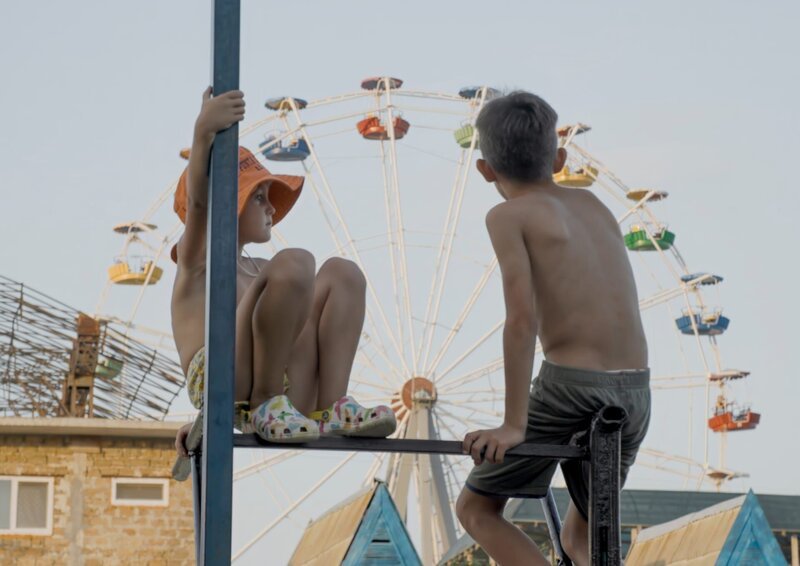 Das Riesenrad dreht sich weiter: Heile Welt für die russischen Touristen auf der besetzten Krim. – Bild: ZDF und Mikhail Lebedev.