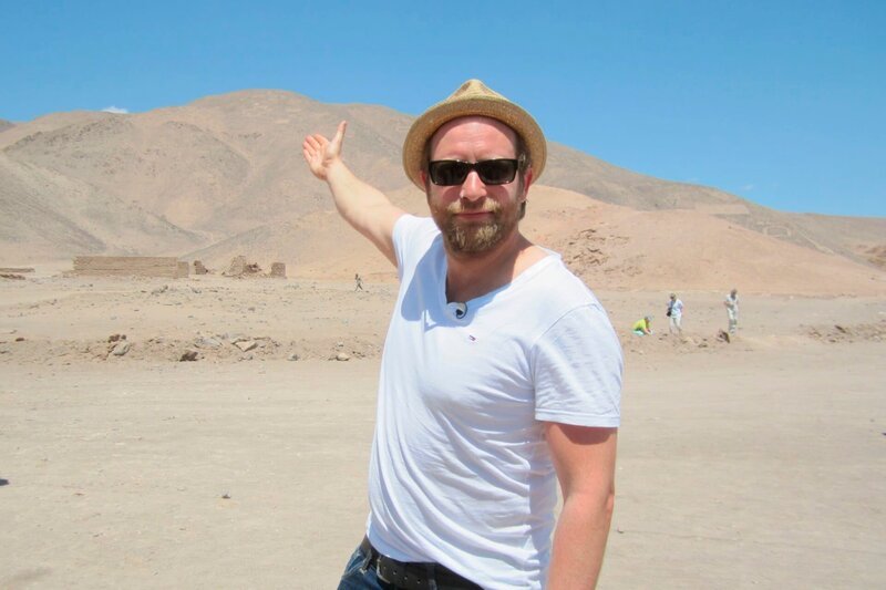 Gaststar Gregor Meyle in der Wüste. Er zeigt in Chile auf einen Berg, auf dem Geoglyphen zu finden sind. – Bild: Bewegte Zeiten GmbH/​Sibylle Nies
