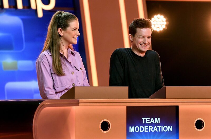 Die Kandidaten des Teams „Moderation“: Jennifer Sieglar (l.) und Tim Schreder (r.), beide Journalisten. – Bild: ARD/​Uwe Ernst