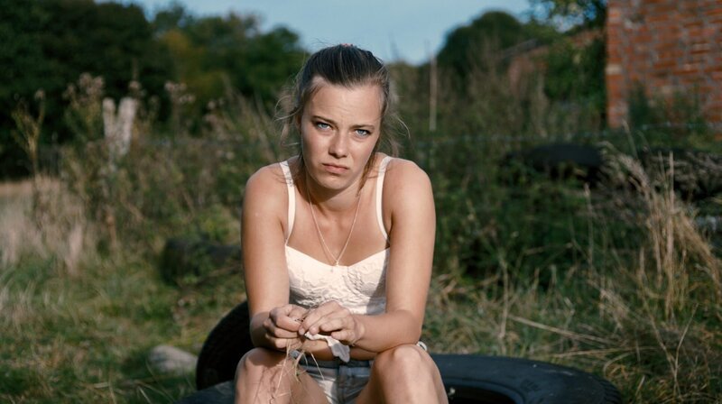 Christin (Saskia Rosendahl) beobachtet ihren Freund Jan. – Bild: WDR/Weydemann Bros. GmbH/Max Preiss Christin (Saskia Rosendahl) beobachtet ihren Freund Jan. – Bild: WDR/Weydemann Bros. GmbH/Max Preiss