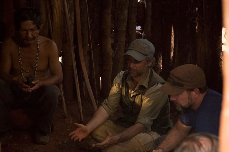 Emilio White and Jeremy Whalen meeting in hut with Guarani village elders. – Bild: Discovery Channel