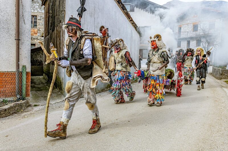Einmal im Jahr, im Februar, jagen furchteinflößende Gestalten durch die schmalen Gassen des slowenischen Dorfes Dreznica. – Bild: Erik Zunec / © Erik Zunec/Erik Ĺ˝unec Einmal im Jahr, im Februar, jagen furchteinflößende Gestalten durch die schmalen Gassen des slowenischen Dorfes Dreznica. – Bild: Erik Zunec / © Erik Zunec/Erik Ĺ˝unec