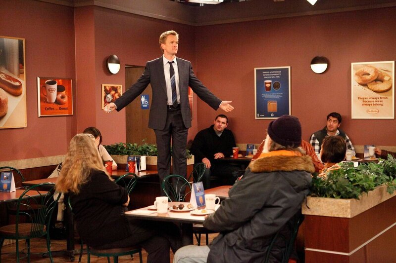 In einem Café macht sich Barney (Neil Patrick Harris, stehend) wieder einmal über die Kanadier und ihr Land lustig und kassiert daraufhin eine heftige Tracht Prügel … – Bild: 2009⁠–⁠2010 Twentieth Century Fox Film Home Entertainment LLC. All rights reserved.
