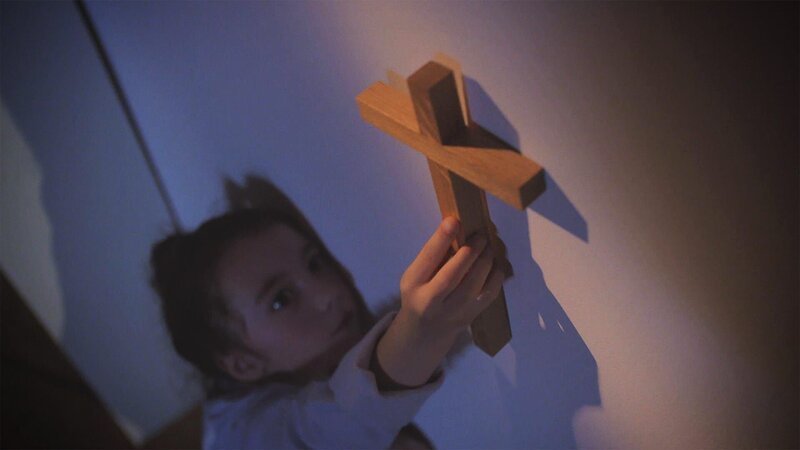 Jasmin packt das Kreuz. – Bild: TLC