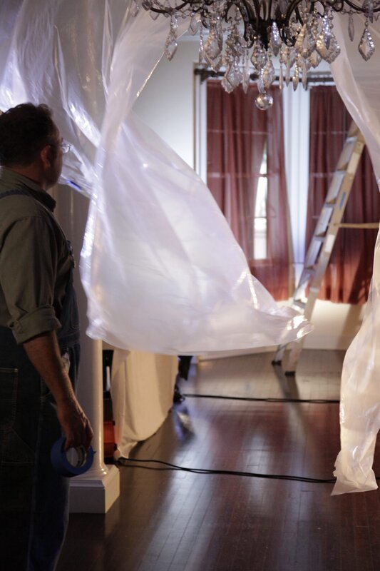 Blowing plastic sheets in foyer. – Bild: Penelope Valcour /​ Destination America /​ Discovery Communications