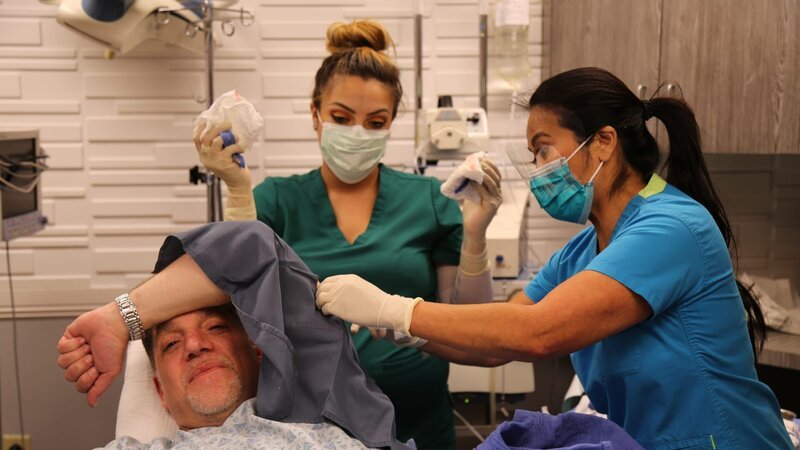 Dr. Sandra Lee performs surgery to remove Gerard’s bumps on his arms with the help of Medical Assistant Kristi. – Bild: Discovery Communications, LLC