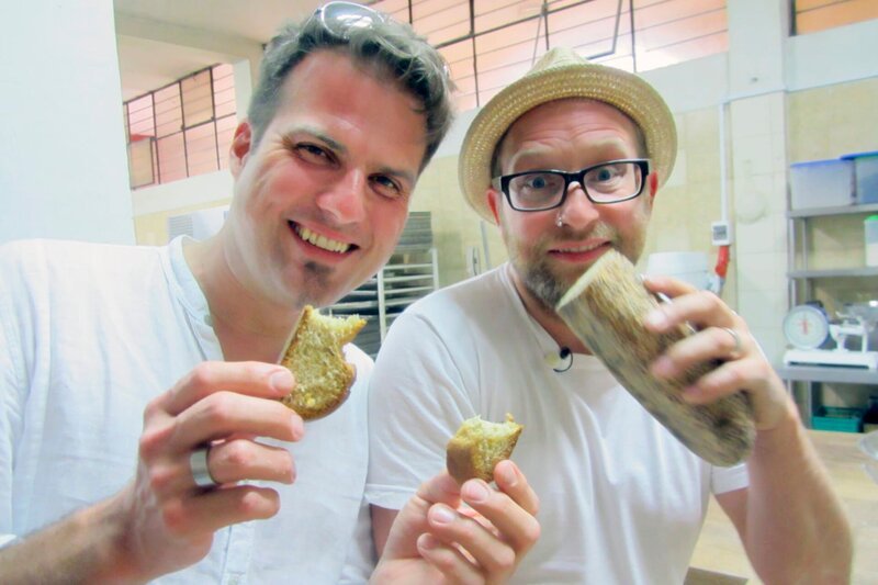 Gregor und Ingo essen selbstgemachtes Brot vom Bäcker Norbert Bloch in Lima, Peru. – Bild: Bewegte Zeiten GmbH/​Sibylle Nies