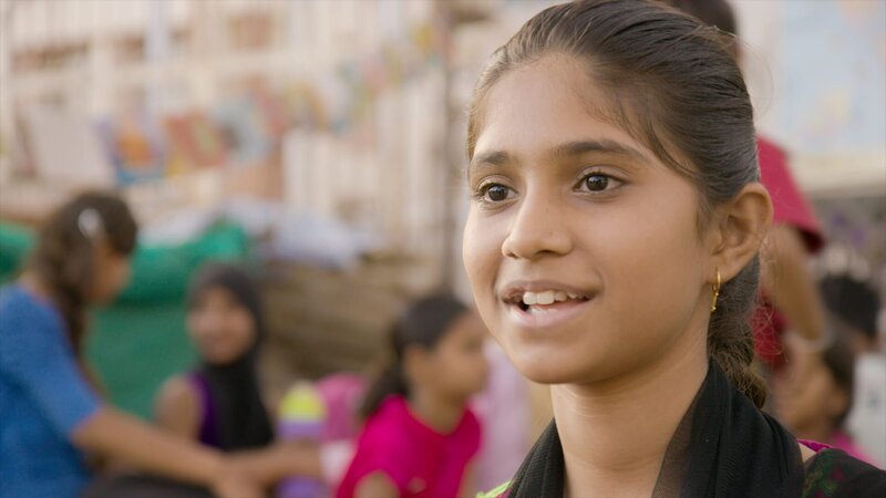 Bhopal ist die Hauptstadt des zentralindischen Bundesstaates Madhya Pradesh. Noch immer ist der Name dieser Industriestadt, in der fast zwei Millionen Einwohner leben, mit der Chemiekatastrophe von 1984 verbunden. In Durga Basti, einem Slum mitten in der Stadt, hat die elfjährige Muskaan Ahirwar etwas Einzigartiges und Hoffnungsvolles ins Leben gerufen: ihre Bibliothek „Kitabi Masti“, übersetzt „Bücherspaß“. Muskaan lebt mit ihrer Mutter, ihrer großen Schwester und zwei jüngeren Brüdern in einer kleinen Hütte im Slum. – Bild: bernsteinfilm/​BR/​Johannes Straub