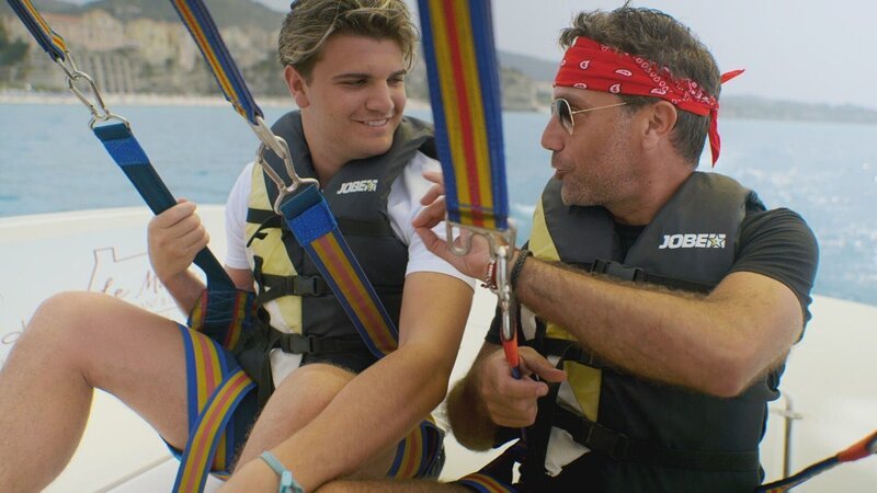 Sohn Luciano D’Acampo (l.) und Vater Gino D’Acampo (r.) auf einem Boot – Bild: RTL /​ © Studio Ramsay and All3Media int