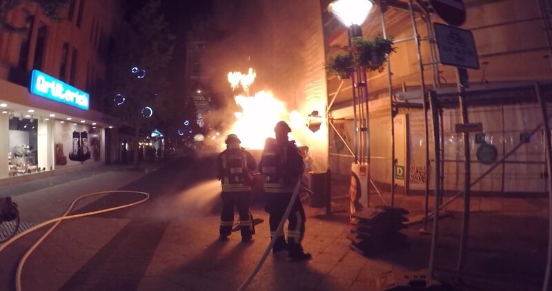 In Hagen, a large number of emergency services tries to contain a fire in an apartment building. – Bild: DMAX