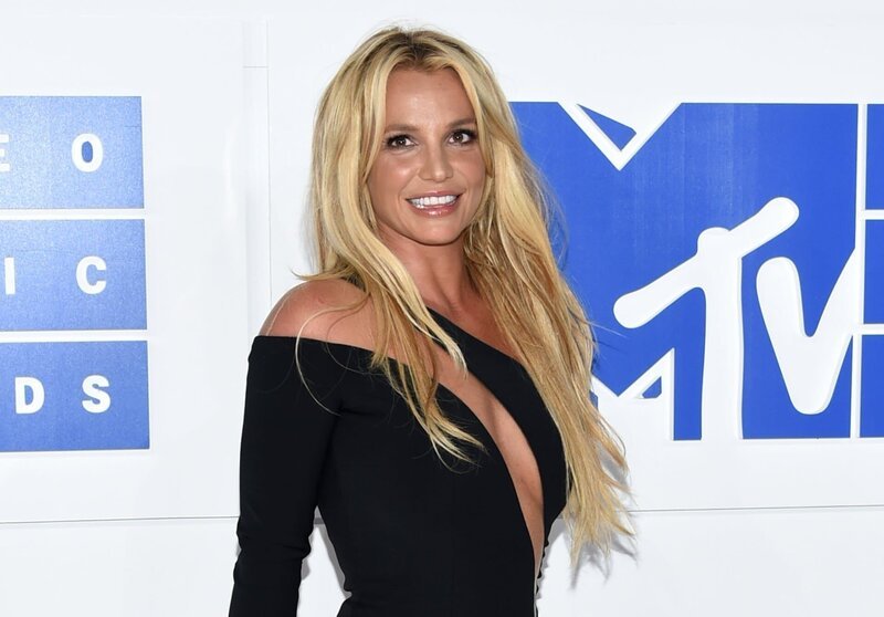 Britney Spears ist DER Teenie Star der Jahrtausendwende. Doch die schillernde Fassade bröckelt mit der Zeit und endet schlussendlich in einem jahrelangen Kampf um Selbstbestimmung. – Bild: ZDF und invision /​ agostini