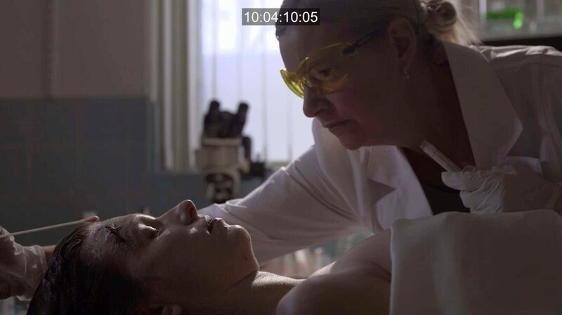 Szene aus einem Video, in dem ein Arzt eine Probe von einer Leiche nimmt – Bild: Crime + Investigation /​ abacus media