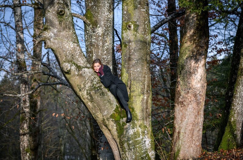 Um sich vor den Wildscheinen in Sicherheit zu bringen, rettet Lia (Deborah Müller) sich auf einen Baum. – Bild: ARD/​Christof Arnold