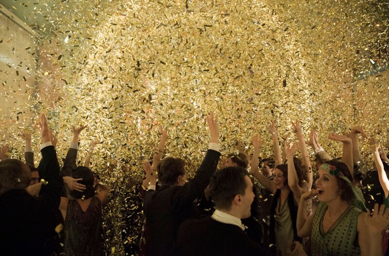 In front – Charlotte Richter (Liv Lisa Fries, r.) at the party – Bild: ARD Degeto/​X-Filme/​Beta Film/​Sky Deutschland/​Frédéric Batier