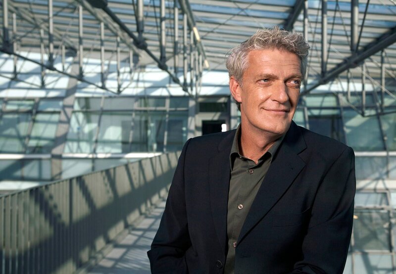 ARD ttt – titel thesen temperamente, die Kulturmagazine im Ersten, sonntags um 23:00 Uhr im Ersten. Moderator Max Moor. © ARD/​Thorsten Eichhorst – honorarfrei, Verwendung gemäß der AGB im engen inhaltlichen, redaktionellen Zusammenhang mit genannter ARD – Sendung bei Nennung: „Bild: ARD/​Thorsten Eichhorst“ (S1). ARD Programmdirektion/​Bildredaktion, Tel. 089/​59003879, Fax089/​5501259, mail rita.jacobi@daserste.de – Bild: rbb/​ARD/​Thorsten Eichhorst