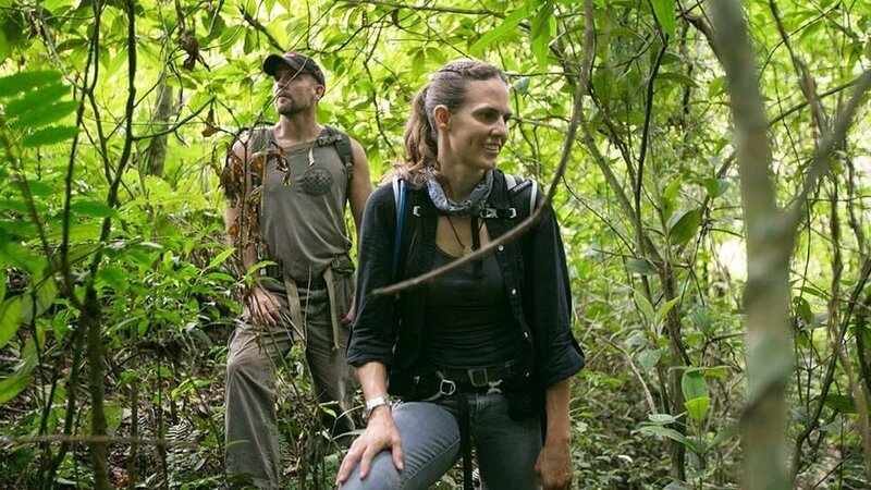 Mehgan Heaney-Grier and Jeremy Whalen trekking through the jungle. – Bild: Discovery Communications
