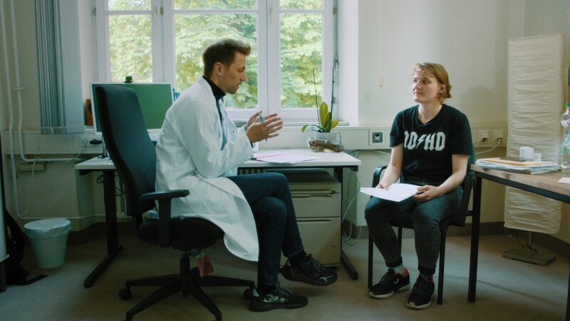 Regie Gitti Grüter holt sich Rat vom ADHS-Spezialisten Dr. Betzler. Hat Gitti wirklich ADHS? – Bild: ZDF und Lenn Lamster.