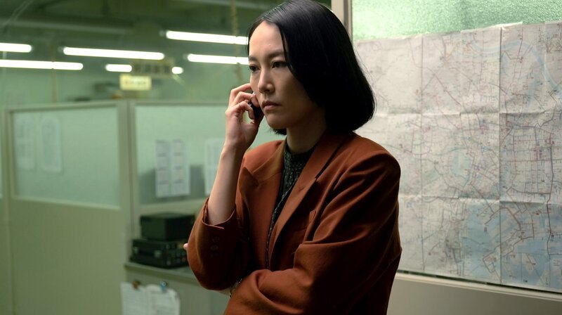 Die Redakteurin Eimi (Rinko Kikuchi) arbeitet an einer Story zu Frauenmorden. – Bild: HBO Max/​Fifth Season, LLC/​James Lisle