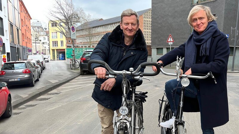 Michael Kessler ist gerne mit dem Rad unterwegs. So auch in der heutigen Kurzstrecke. – Bild: ZDF und SWR/​dibido.