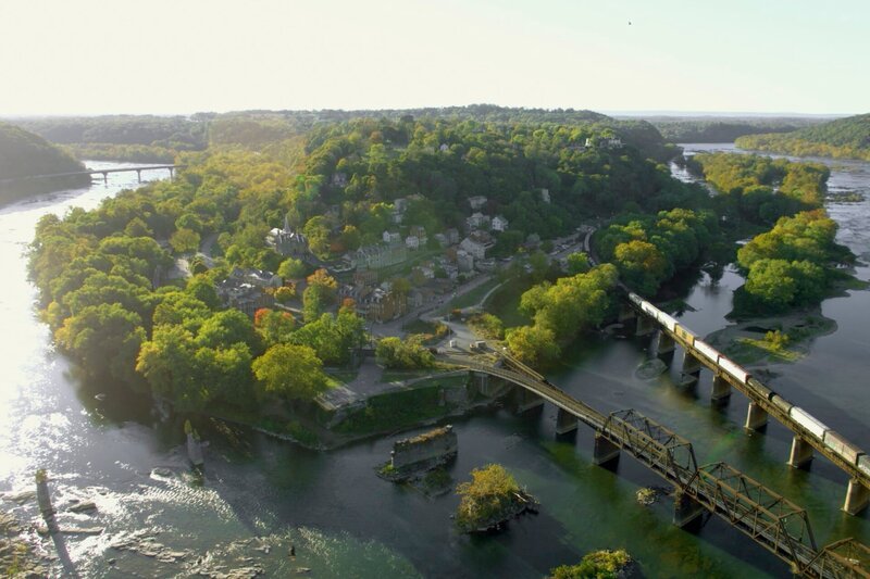 Luftaufnahme von Harpers Ferry, wo die Flüsse Potomac und Shenandoah zusammenfließen, Harpers Ferry West Virginia – Bild: Rivers Two (Saloon) Productions Inc.