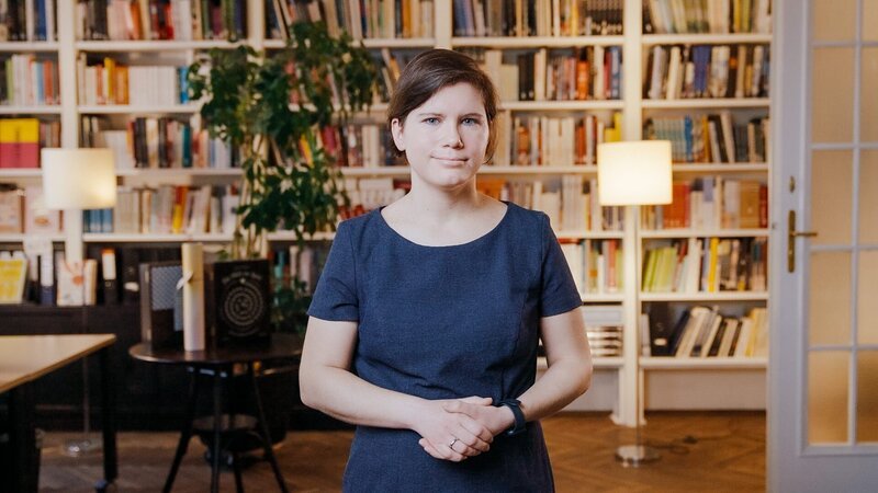 Ingrid Brodnig, Digitalexpertin, klärt über den Algorithmus und dessen Folgen auf. – Bild: Jann Doll /​ ORF /​ Hashtag