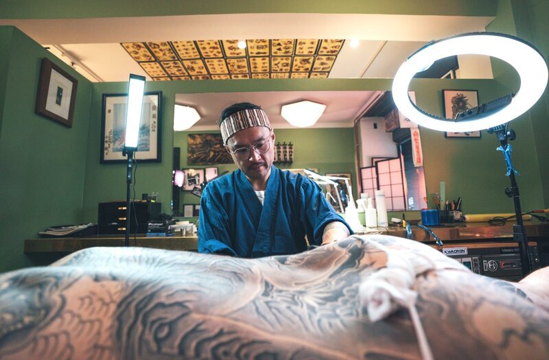 Hideya Okada tätowiert in seinem Berliner Studio traditionelle japanische Motive. In dieses Backpiece – einer Tätowierung über den ganzen Rücken – sind schon über 60 Stunden Handarbeit geflossen. – Bild: ZDF und MDR/​Jan Rosemann.
