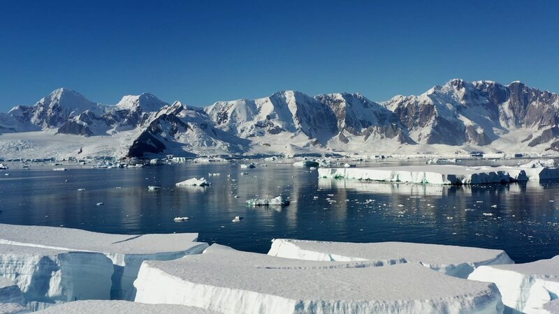 In den Polargebieten Arktis und Antarktis lagern noch etwa 30 Millionen Kubikkilometer Eis. Doch dieses Eis schmilzt teilweise rapide. – Bild: Shutterstock, BR, arte /​ BR/​Shutterstock/​arte