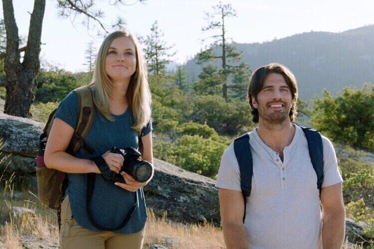 Jack (Tyler Harlow) führt Zoe (Cindy Busby) durch den Yosemite-Nationalpark. +++ Die Verwendung des sendungsbezogenen Materials ist nur mit dem Hinweis und Verlinkung auf RTL+ gestattet. +++ – Bild: MMXXII Johnson Production Group Inc. All Rights Reserved
