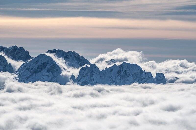 Die Gipfel der julischen Alpen ragen aus dem Nebelmeer – Bild: Planet Watch /​ ServusTV /​ Christian Riepler