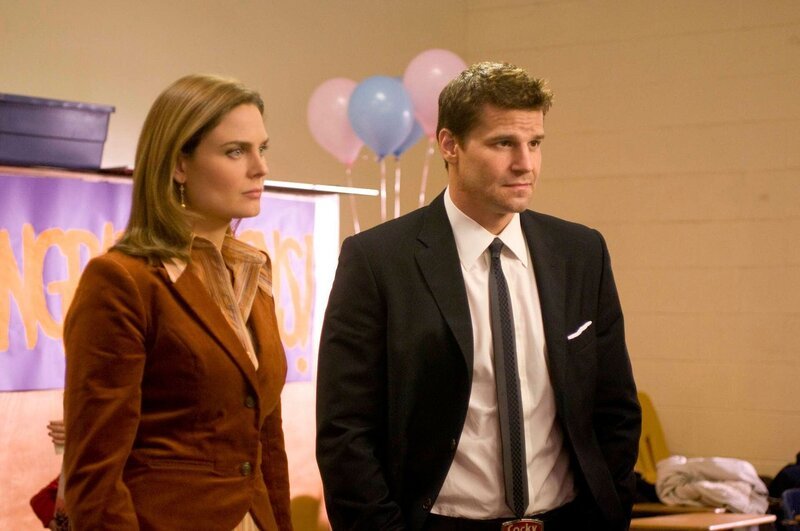 Brennan (Emily Deschanel) und Agent Booth (David Boreanaz) untersuchen den Tod einer 16-jährigen, schwangeren Schülerin. Bei ihren Ermittlungen stellen die beiden fest, dass viele der minderjährigen Freundinnen der Toten ebenfalls schwanger sind. Ein Zufall? – Bild: ATV2