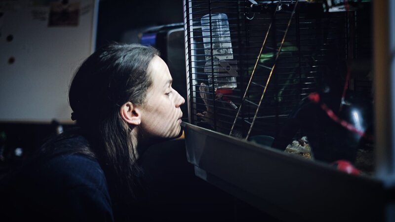 Billie Vebber (Constance Gay) schaut sich die Ratten im Labor der getöteten Forscherin an. – Bild: ZDF und Kim Sattler /​ LFV./​Kim Sattler /​ LFV