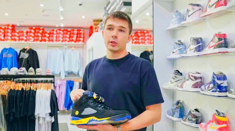 In seinem Berliner Store „Vaditim“ verkauft Stepan Timoshin begehrte Sneaker-Modelle, die bis zu 30.000 Euro kosten. – Bild: SWR
