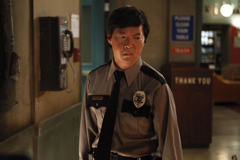 Chang (Ken Jeong) will endlich Detektiv werden, stößt damit aber bei seinem Vorgesetzten auf taube Ohren … – Bild: Sony Pictures Television Inc. All Rights Reserved. Lizenzbild frei