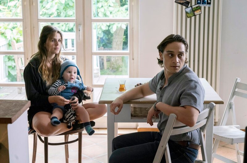 Mia Watzke (Ruby O. Fee, l.), ist mit dem Baby Nicklas (Umut Tzitzi Giousouf, M.) und ihrem Freund Cem Ergün (Yasin Boynuince, r.) untergetaucht. – Bild: WDR/​ARD/​Georges Pauly