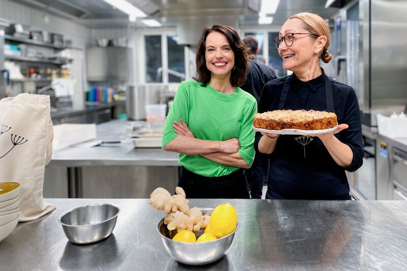Mona mittendrin – Jubiläum Bewegende Geschichten und wie sie weitergingen Mona Vetsch besucht nochmals die beste Köchin der Schweiz. Zusammen mit Tanja Grandits backt sie einen Kuchen. 2024 SRF – Bild: SRF1