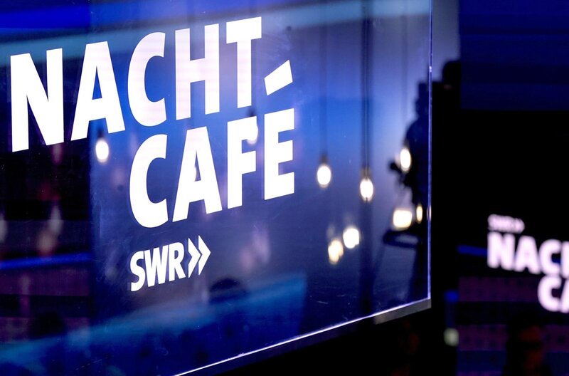 Moderator Michael Steinbrecher präsentiert das „Nachtcafé“ im neuen Studio. – Bild: SWR
