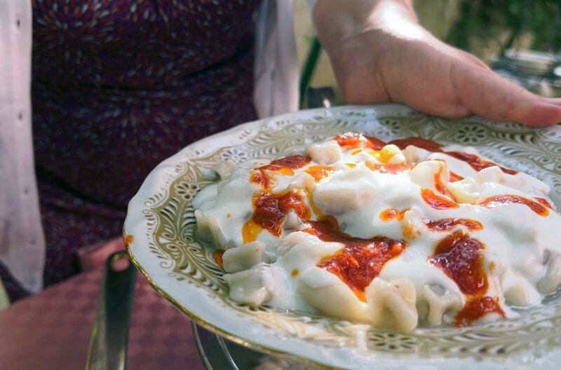 In Istanbul bereitet Aylin einen türkischen Klassiker zu: Kalbfleisch-Ravioli mit Joghurt und Tomaten. – Bild: Elephant Doc /​ In Istanbul bereitet Aylin einen türkischen Klassiker zu: Kalbfleisch-Ravioli mit Joghurt und Tomaten.