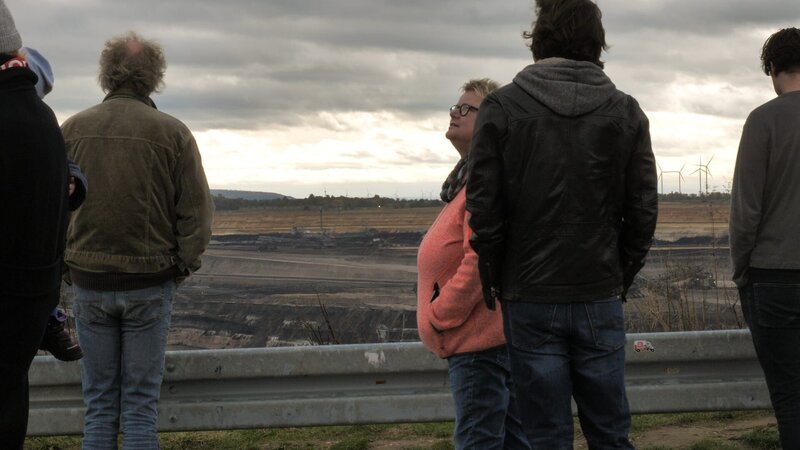 Familie vor Seelenlandschaft: So wie die Braunkohlebagger die Landschaft gezeichnet haben, hat das Leben seine Spuren in der Familie der Filmemacherin hinterlassen. – Bild: ZDF und Marian Mayland. Familie vor Seelenlandschaft: So wie die Braunkohlebagger die Landschaft gezeichnet haben, hat das Leben seine Spuren in der Familie der Filmemacherin hinterlassen. – Bild: ZDF und Marian Mayland.
